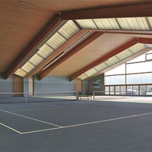 Leere Tennishalle mit Holzdachkonstruktion